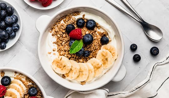 Yogurt con Granola y Frutas