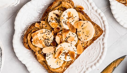Pan con Mantequilla de Maní y Plátano